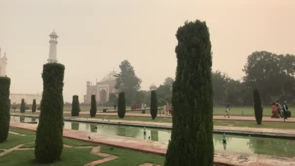 Agra, India, November 10, 2019, Taj Mahal, long pool and tourists along it — Stockvideo