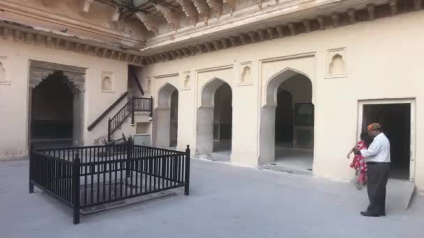 Jaipur, India, 05 november 2019 Amer Fort toeristen slenteren door het pand van het oude fort deel 10 — Stockvideo