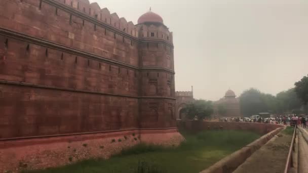 Nueva Delhi, India, 11 de noviembre de 2019, los turistas inspeccionan fragmentos de la antigua fortaleza parte 2 — Vídeo de stock