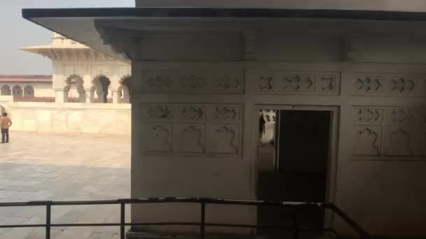 Agra, Índia, 10 de novembro de 2019, Forte de Agra, fragmento da histórica estrutura em mármore branco — Vídeo de Stock