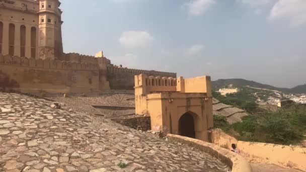 Jaipur, India, 05 novembre 2019, Amer Fort, un pezzo di strada all'interno della fortezza con un turista in fuga — Video Stock