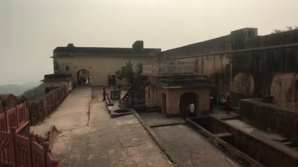 Джайпур, Индия - 03 ноября 2019 года: Джайгарх Форт крепостная стена с туристами часть 2 — стоковое видео