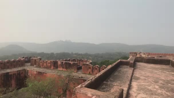 Jaipur, India - antiguas murallas de la fortaleza y vista de las montañas desde una altura — Vídeo de stock