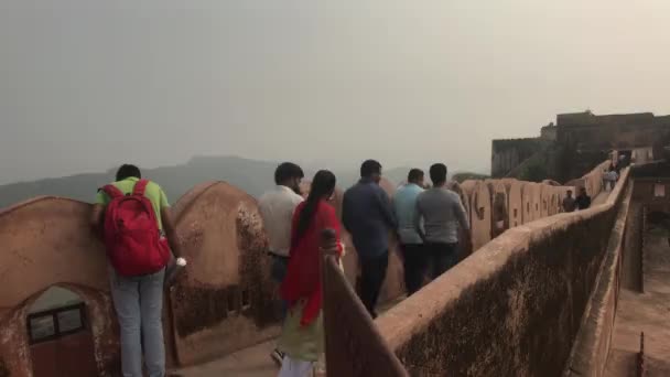 Jaipur, India - 03 novembre 2019: I turisti del Forte Jaigarh camminano lungo le mura della vecchia fortezza in cima alla montagna parte 8 — Video Stock