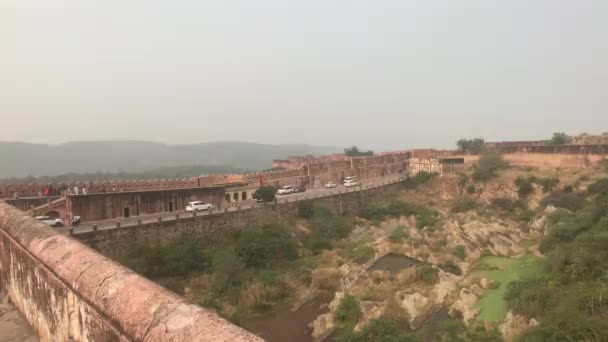 Jaipur, Ινδία - θέα των καλά διατηρημένων τοίχων και κτιρίων του παλαιού οχυρού μέρος 13 — Αρχείο Βίντεο