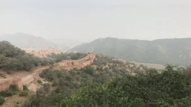 Jaipur, Indie - dlouhá opevněná zeď ve staré pevnosti část 8 — Stock video
