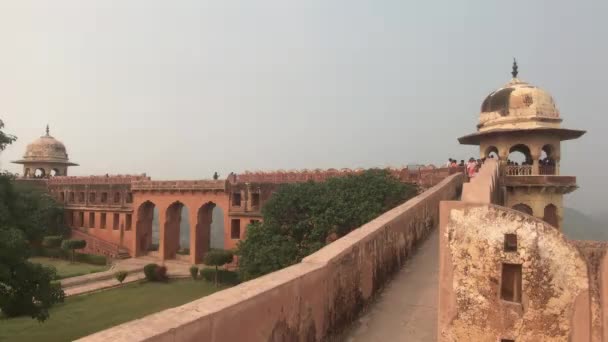 ジャイプール,インド- 2019年11月3日:ジャイガール砦の観光客は壁の高さから見下ろすパート2 — ストック動画
