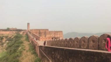 Jaipur, Hindistan - 3 Kasım 2019: Jaigarh Kalesi turistleri eski kalenin duvarları boyunca yürüyorlar