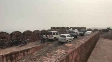 Jaipur, Hindistan - 3 Kasım 2019: Jaigarh Kalesi turistleri dağın tepesindeki eski kalenin duvarları boyunca yürüyorlar