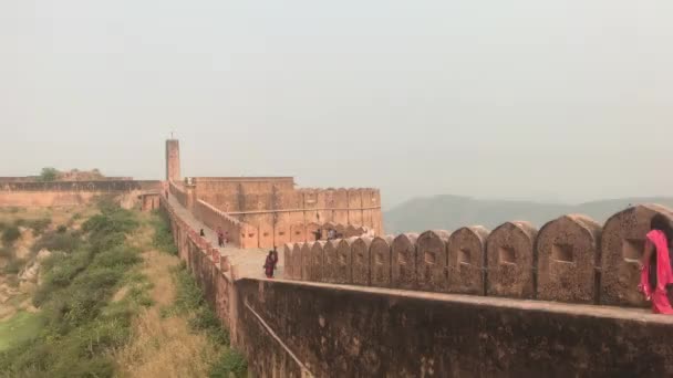 Jaipur, India - November 03, 2019: Οι τουρίστες του οχυρού Jaigarh περπατούν κατά μήκος των τειχών του παλιού φρουρίου στην κορυφή του βουνού μέρος 2 — Αρχείο Βίντεο