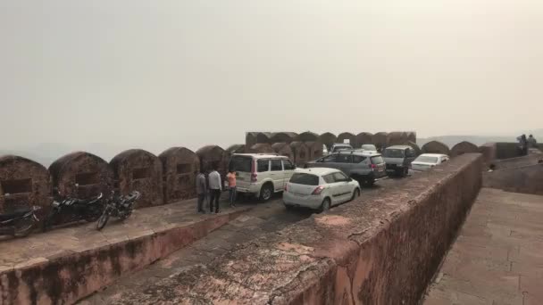 Jaipur, Hindistan - 3 Kasım 2019: Jaigarh Kalesi turistleri dağın tepesindeki eski kalenin duvarları boyunca yürüyorlar — Stok video
