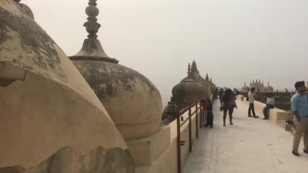 Jaipur, Indie - listopad 05, 2019: Nahargarh Fort turisté studují pozůstatky staré pevnosti část 7 — Stock video