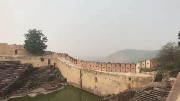 Jaipur, India - védekező struktúrák egy magas hegyen 8 — Stock videók