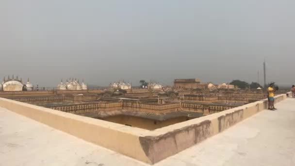 Jaipur, Índia - 05 de novembro de 2019: Os turistas do Forte de Nahargarh relaxam no telhado do prédio da fortaleza — Vídeo de Stock