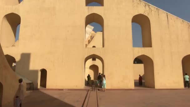 Jaipur, Indie - 04 listopada 2019: Jantar Mantar turyści sprawdzają zabytkowe budynki pod palącym słońcem część 5 — Wideo stockowe