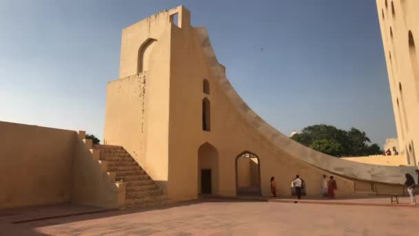 Jaipur, Hindistan - 4 Kasım 2019: Jantar Mantar turistleri kavurucu güneşin altındaki tarihi binaları teftiş ediyorlar — Stok video