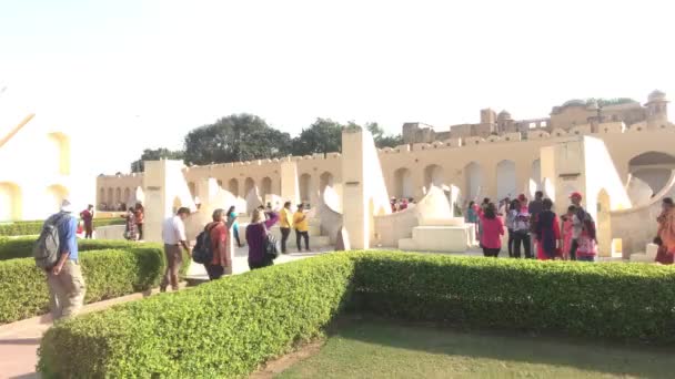 Jaipur, India - 2019. november 04.: Jantar Mantar turisták sétálnak a történelmi építmények területén 15. rész — Stock videók