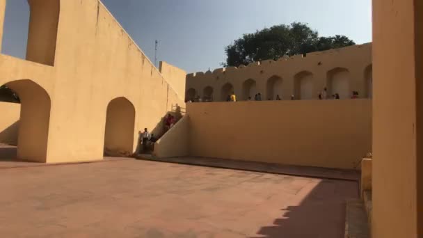 Jaipur, Hindistan - 4 Kasım 2019: Jantar Mantar turistleri kavurucu güneşin altındaki tarihi binaları teftiş ediyorlar — Stok video