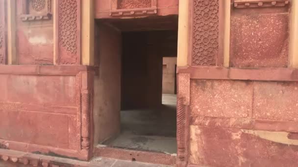 Agra, India - Agra Fort, entrada al edificio de ladrillo rojo — Vídeo de stock