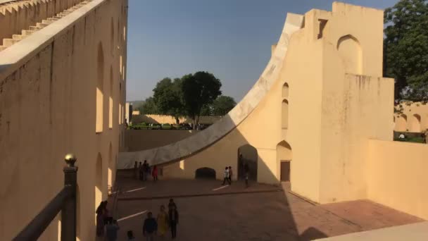 2019年11月4日，印度斋浦尔：Jantar Mantar游客在历史建筑第7部分的领土上漫步 — 图库视频影像