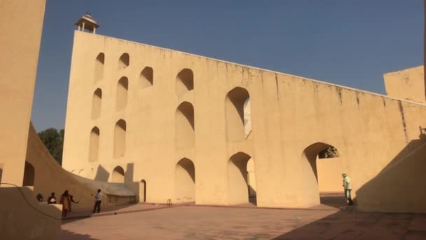 Jaipur, India - 04 de noviembre de 2019: Los turistas de Jantar Mantar inspeccionan edificios históricos bajo el sol abrasador parte 7 — Vídeos de Stock