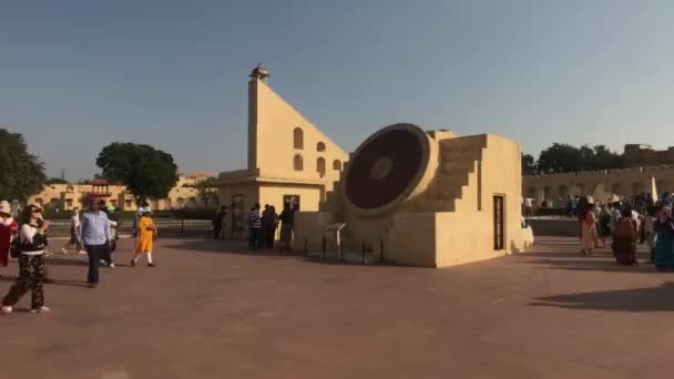 Jaipur, India - 04 november 2019: Jantar Mantar toeristen lopen rond op het grondgebied van historische structuren deel 13 — Stockvideo