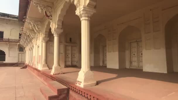 Agra, indien - agra fort, geschnitzte Säulen aus weißem Stein — Stockvideo