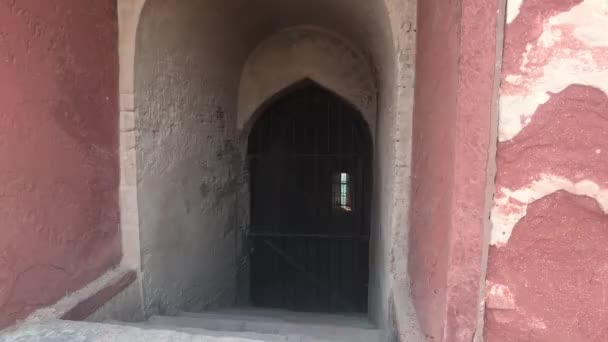 Agra, Indie - Fort Agra, stare żelazne drzwi w lochu fortu — Wideo stockowe