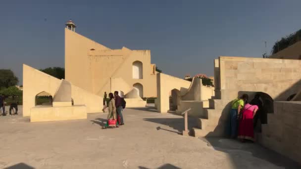 2019年11月4日，印度斋浦尔：Jantar Mantar游客在历史建筑第10部分的领土上漫步 — 图库视频影像
