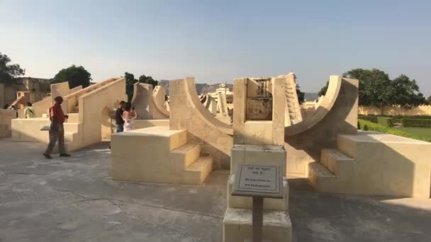 Jaipur, India - 04 november 2019: Jantar Mantar toeristen lopen rond op het grondgebied van historische structuren deel 9 — Stockvideo