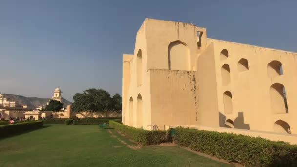 Jaipur, India - 04 de noviembre de 2019: Los turistas de Jantar Mantar inspeccionan edificios históricos bajo el sol abrasador parte 9 — Vídeo de stock