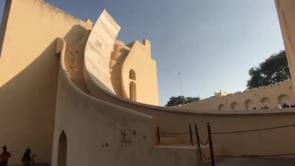 Jaipur, India - 04 november 2019: Jantar Mantar toeristen lopen rond op het grondgebied van historische structuren deel 8 — Stockvideo