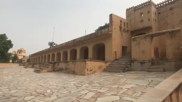 Jaipur, India - patio de la antigua fortaleza de ladrillo amarillo — Vídeos de Stock