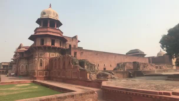 Agra, indien - agra fort, alte rote Backsteinmauern Teil 4 — Stockvideo