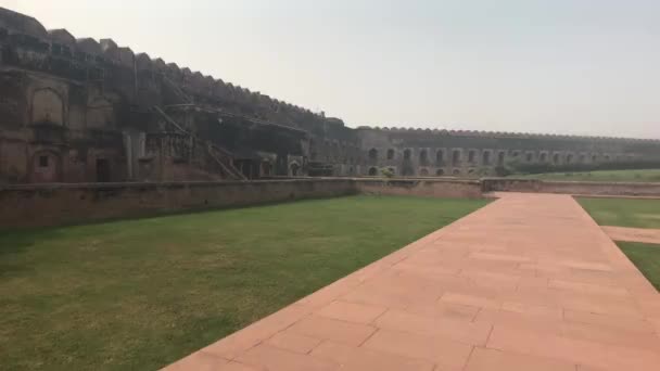 Agra, Indien - Agra Fort, en lång plattform längs muren — Stockvideo