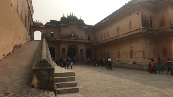 Jaipur, India - 05 de noviembre de 2019: Nahargarh Fort turistas estudian los restos de una antigua fortaleza parte 6 — Vídeo de stock