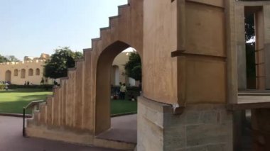 Jaipur, Hindistan - 4 Kasım 2019: Jantar Mantar turistleri tarihi yapıların gölgesinde güneşten saklanıyorlar