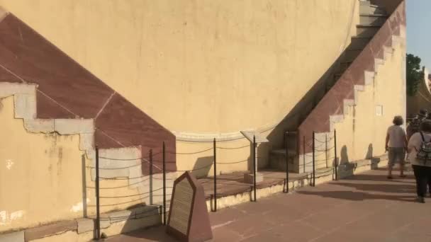 Jaipur, Inde - 04 novembre 2019 : Les touristes de Jantar Mantar sortent de l'installation technique partie 2 — Video