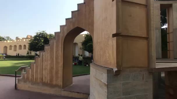 Jaipur, indien - 04. November 2019: jantar mantar touristen verstecken sich vor der sonne im schatten historischer bauten — Stockvideo