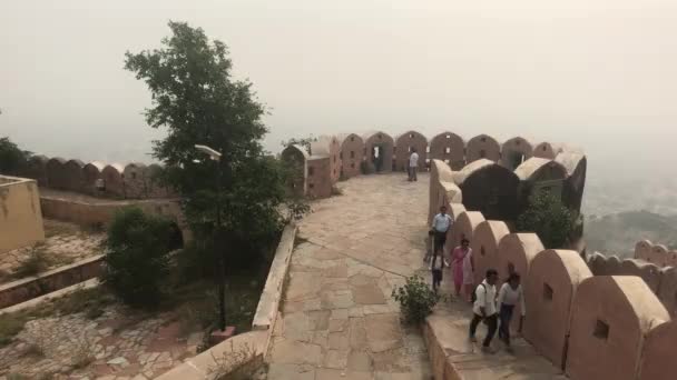 Jaipur, India - 05 de noviembre de 2019: Nahargarh Fort turistas pasean a través de la pared de ladrillo rosa parte 2 — Vídeo de stock
