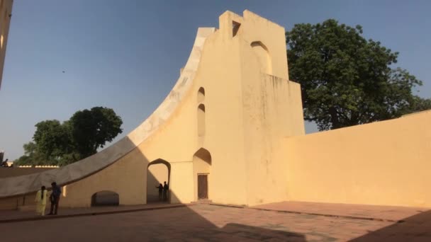 Jaipur, Indie - listopad 04, 2019: Jantar Mantar turisté prohlédnout historické budovy pod spalujícím sluncem část 4 — Stock video