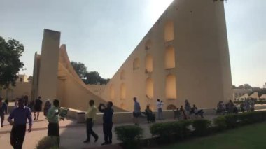 Jaipur, Hindistan - 4 Kasım 2019: Jantar Mantar turistleri tarihi yapıların topraklarında yürüyorlar