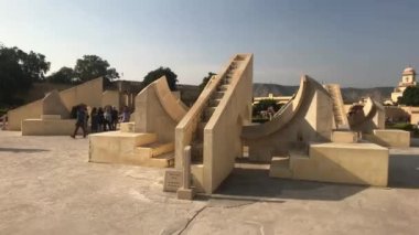 Jaipur, Hindistan - 4 Kasım 2019: Jantar Mantar turistleri kavurucu güneşin altındaki tarihi binaları teftiş ediyorlar