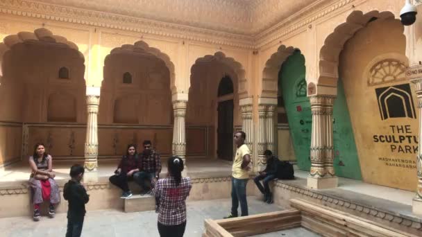 Jaipur, Indien - 05 november 2019: Nahargarh Fort turister studerar resterna av en forntida fästning del 4 — Stockvideo