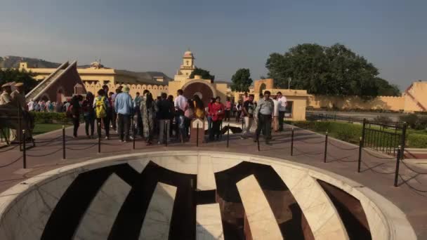Jaipur, India - 04 november 2019: Jantar Mantar toeristen lopen rond op het grondgebied van historische structuren deel 14 — Stockvideo