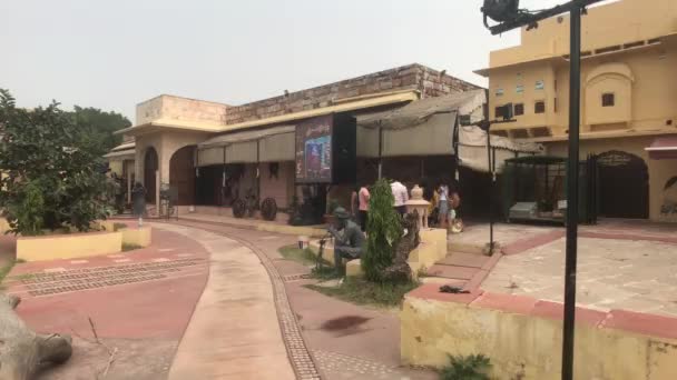 Jaipur, Inde - 05 novembre 2019 : Les touristes du fort Nahargarh étudient les vestiges d'une ancienne forteresse partie 9 — Video