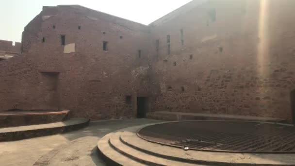 Agra, Inde - Fort d'Agra, fragment d'un ancien bâtiment avec fenêtres sur le terrain du fort — Video