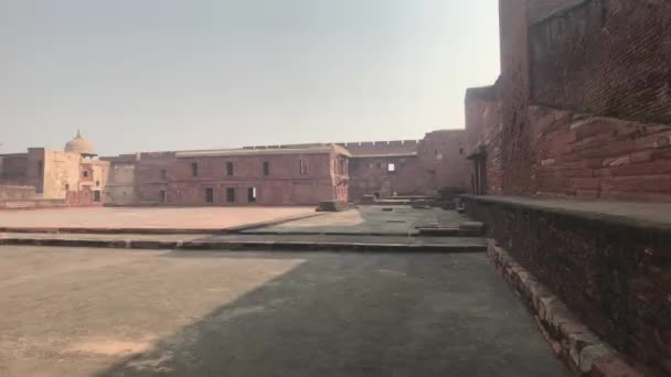 Agra, Índia - Forte de Agra, edifícios exteriores no território do forte — Vídeo de Stock