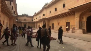 Jaipur, Hindistan - 05 Kasım 2019: Nahargarh Fort turistleri antik bir kalenin 5. Bölümünün kalıntıları üzerinde çalışıyorlar