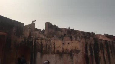 Jaipur, Hindistan - 3 Kasım 2019: Jaigarh Fort turistleri eski kaleye tırmanıyor
